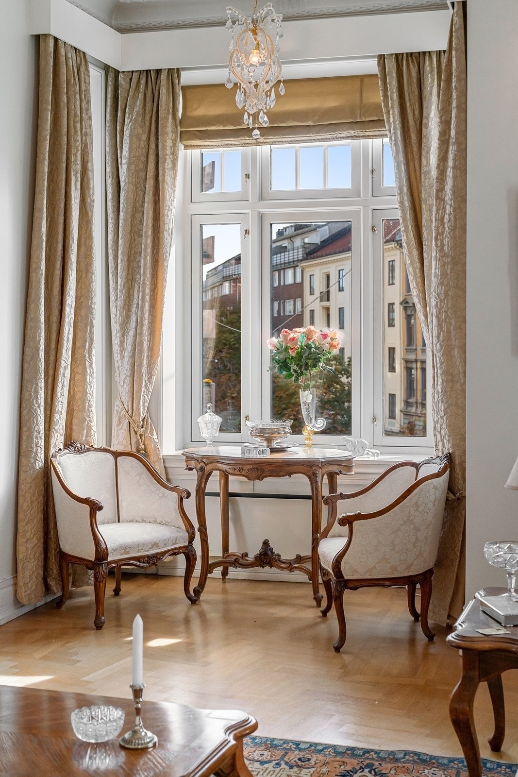 Leiligheten har store gode rom med raus takhøyde, stukkatur, store vindusflater, fiskebensparket , dype vindusflater m.m Galleribilde