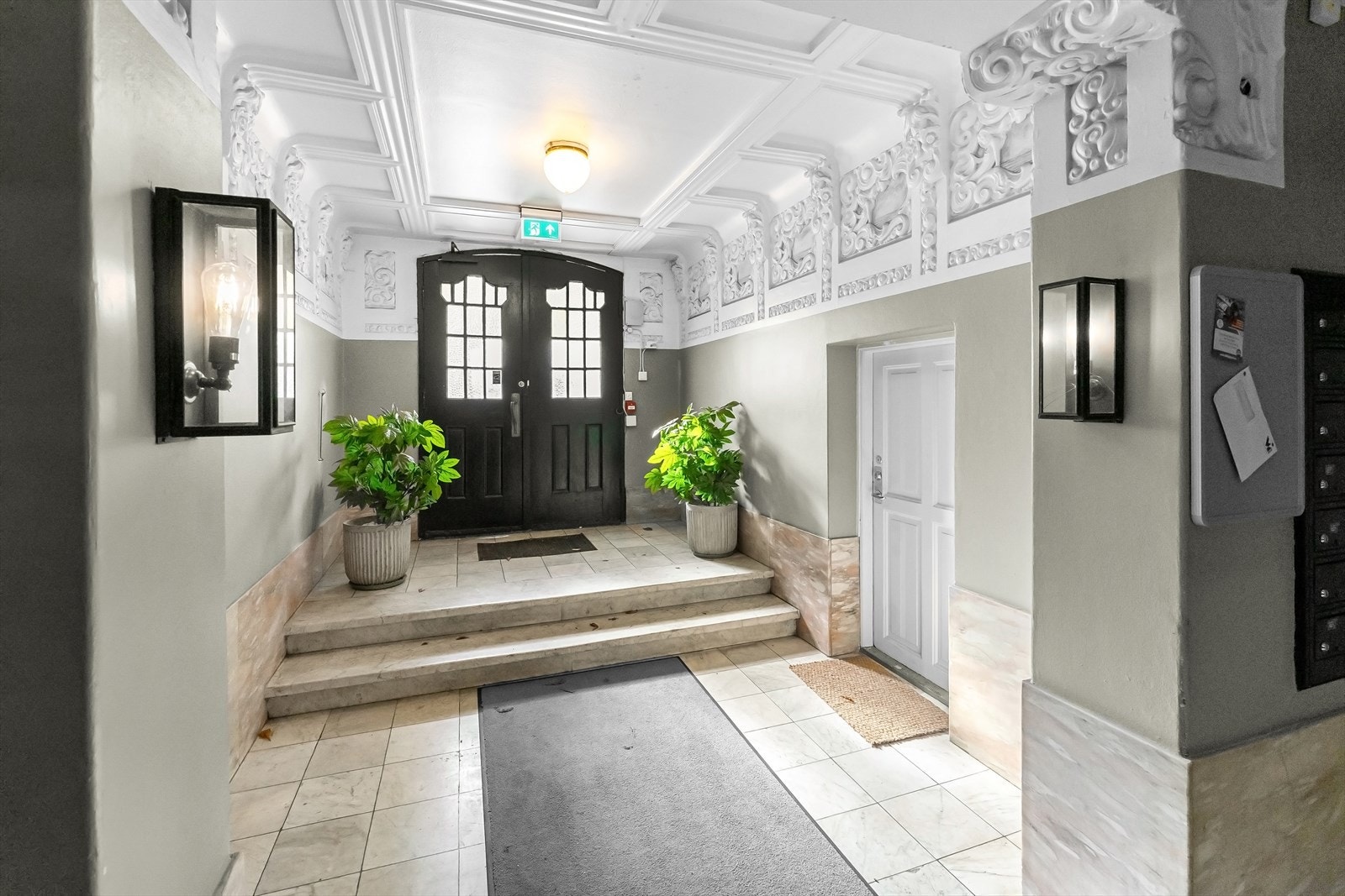 Bygården fra 1916 og har svært innbydende adkomstparti. Galleribilde