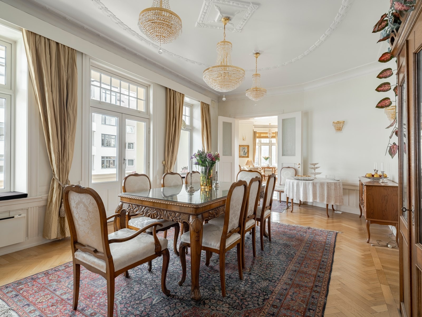 Spisestue med vakre rosetter, stukkatur og utgang til stor balkong. Galleribilde