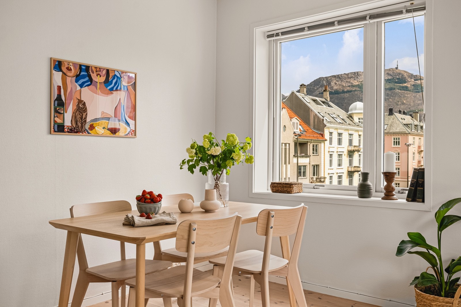 Nydelig utsikt mot Ulriken fra spisebordet! Galleribilde