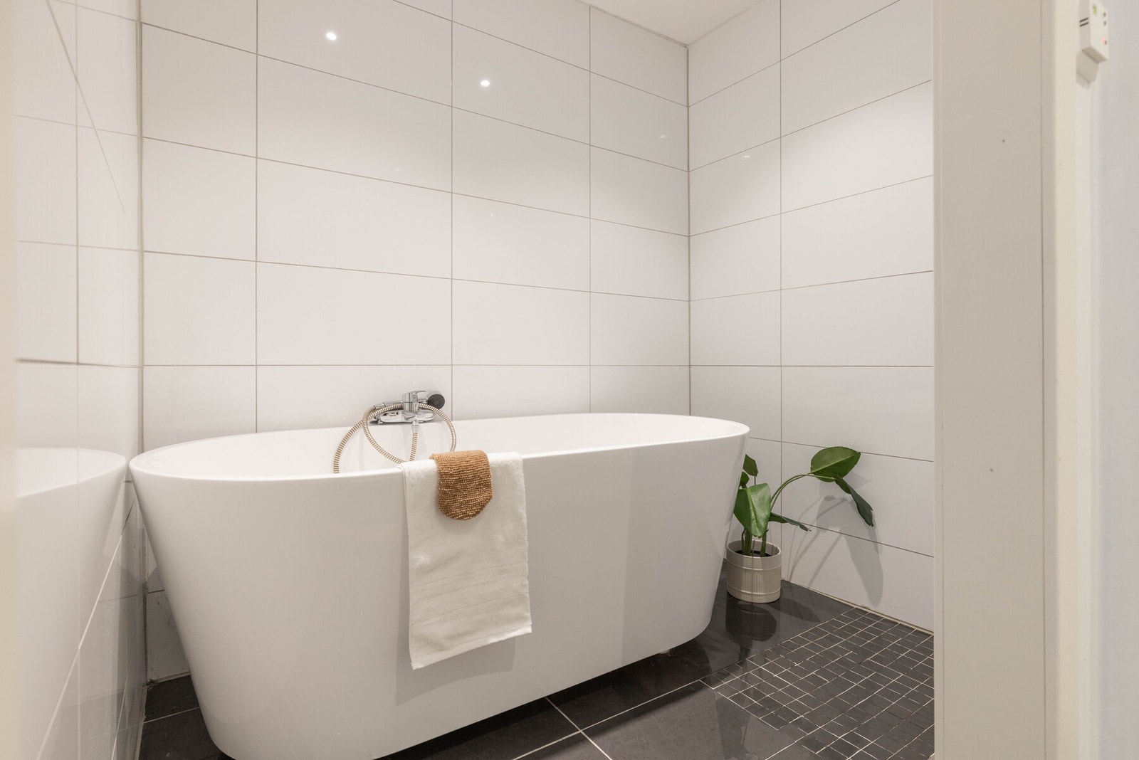 Badet er utformet slik a en har plass til både dusj og badekar Galleribilde