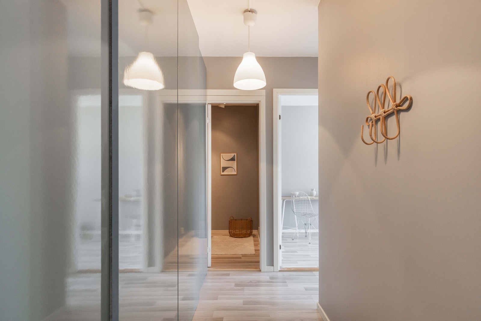 I gangen til de to soverommene er det innredet med en romslig skyvedørsgarderobe for godt med lagringsplass Galleribilde