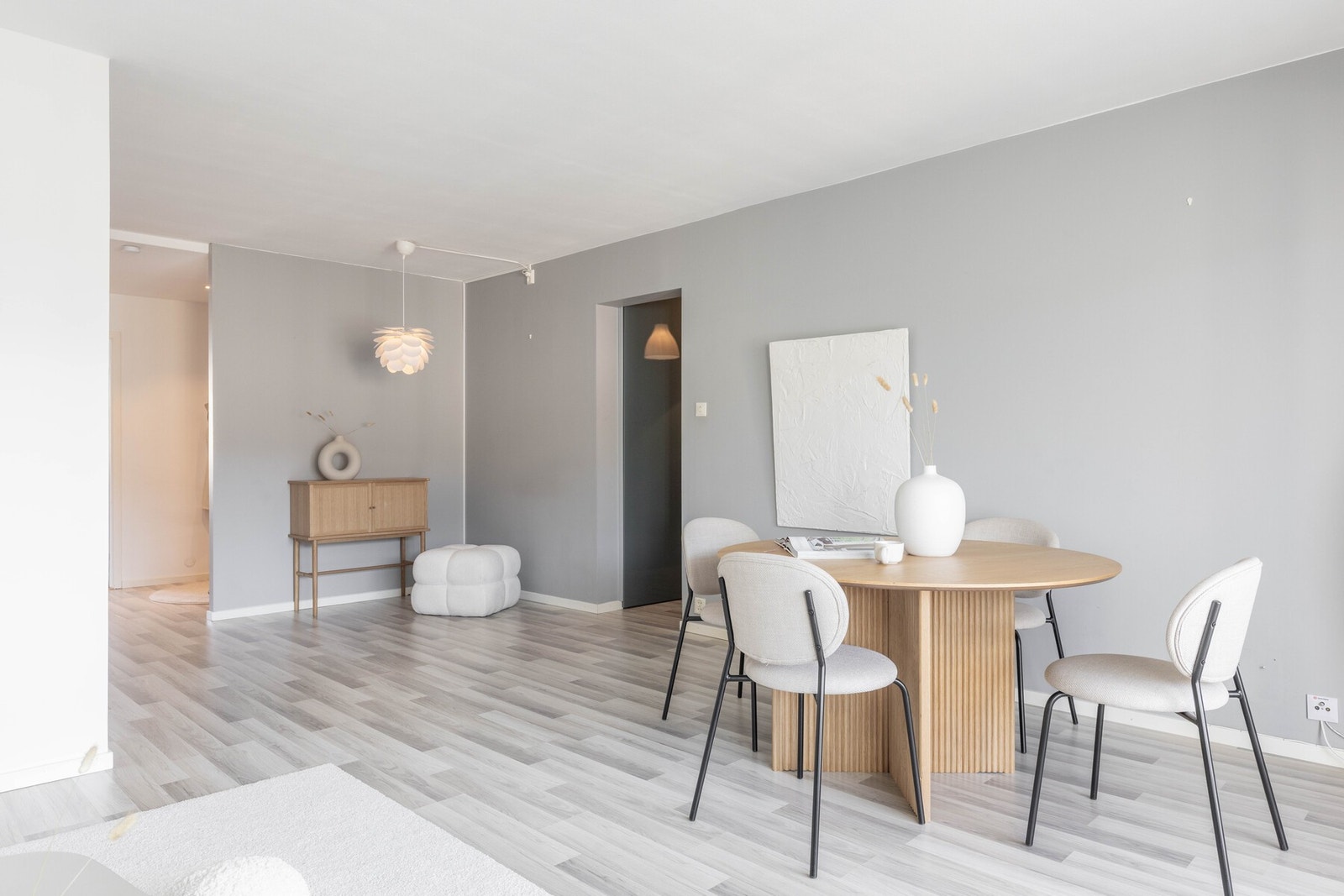 Hele leiligheten er malt i lyse moderne farger og er pent innredet Galleribilde