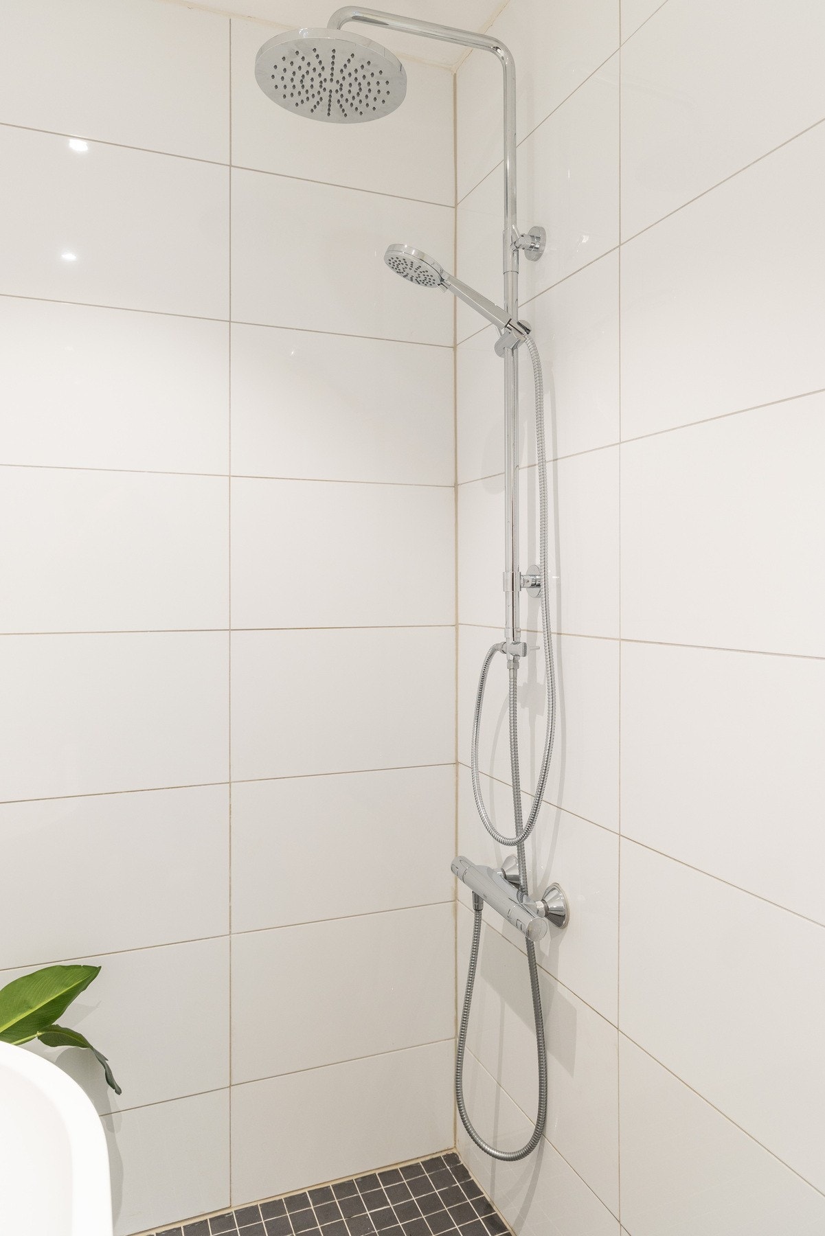 Å ha både dusj og badekar er praktisk for store og små Galleribilde