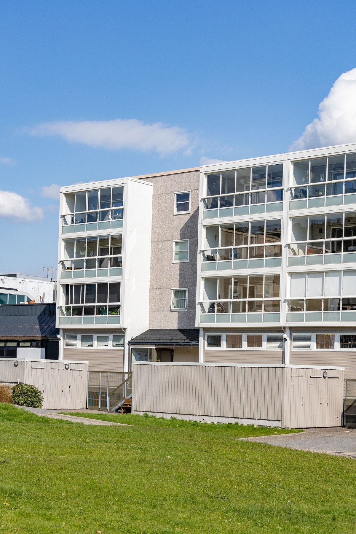 Leiligheten disponerer en fast parkering i garasje i anlegget under blokken Galleribilde