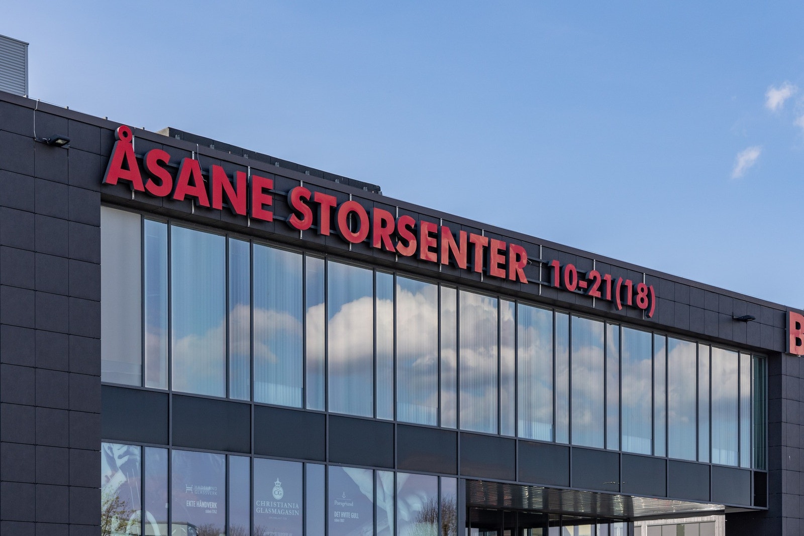 Fra leiligheten kan du enkelt spasere bort til senteret, eller til terminalen for hyppige bussavganger Galleribilde