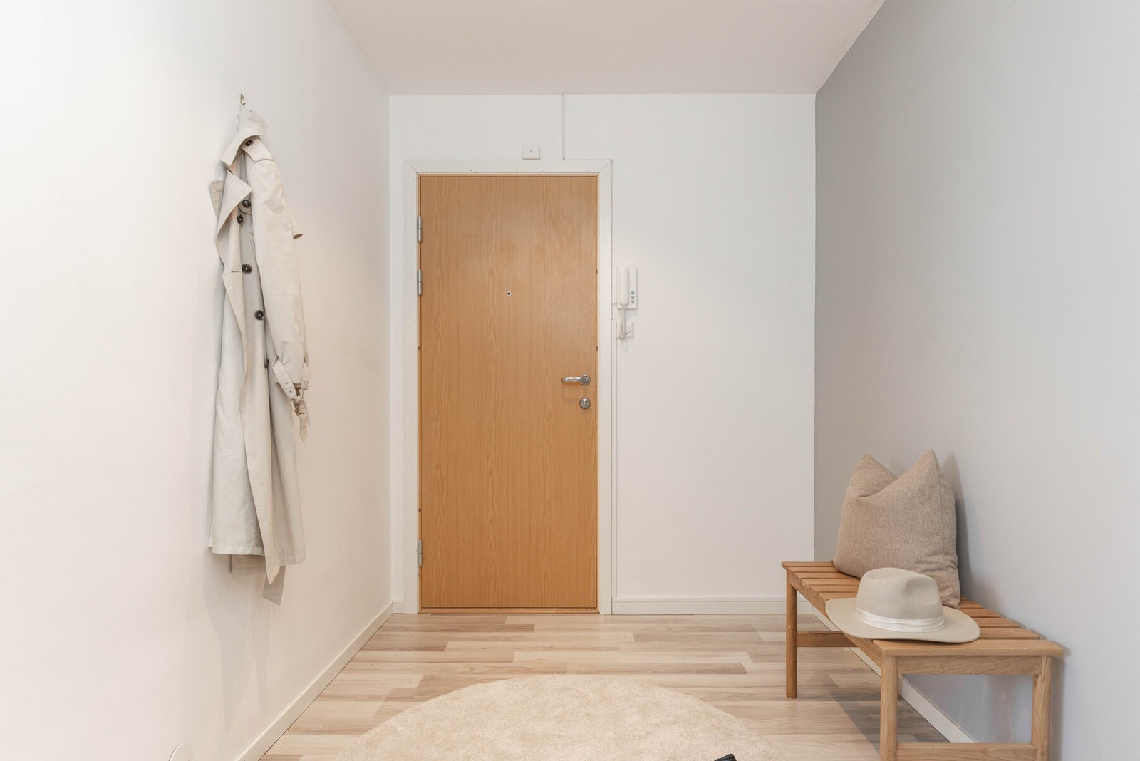 Leiligheten består av entré, stue, kjøkken, 2 soverom, mellomgang med garderobe, omkledningsrom, bad og vaskerom Galleribilde