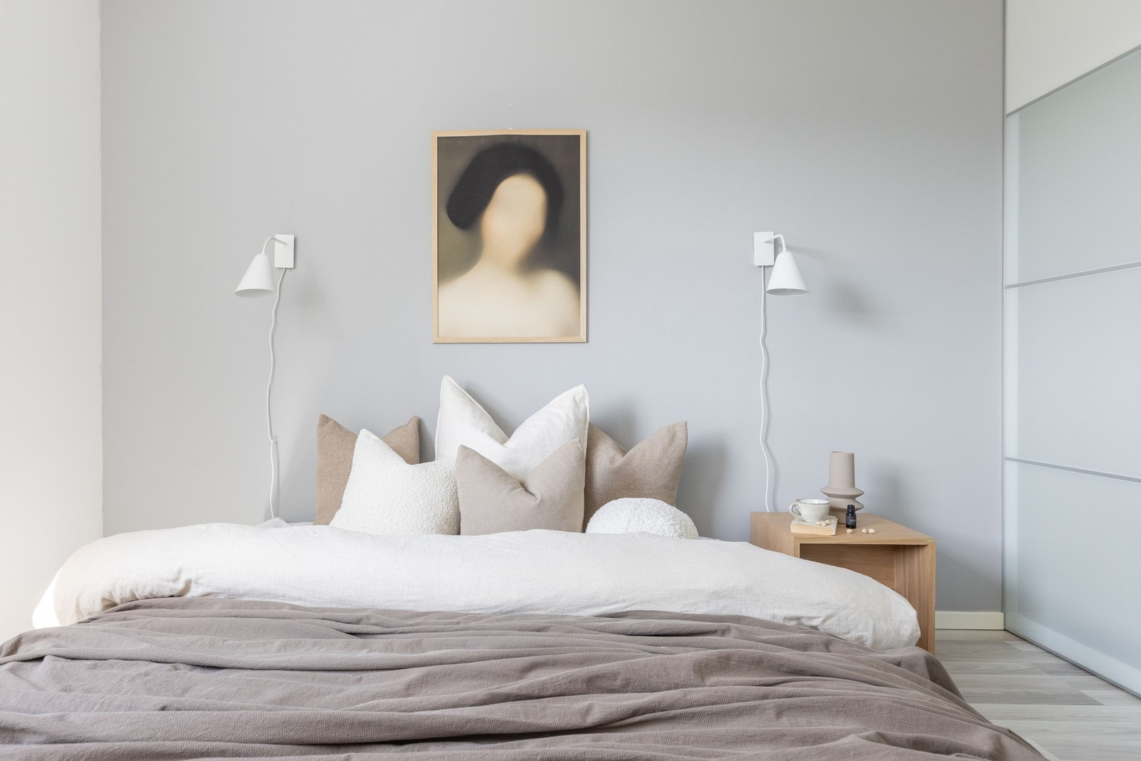 Stor skyvedørsgarderobe også her gir rikelig med lagringsplass Galleribilde