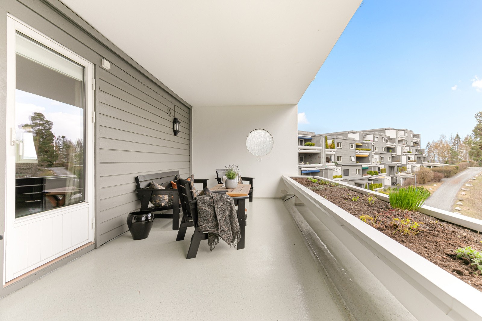 Herlig balkong med plass til sittegruppe Galleribilde