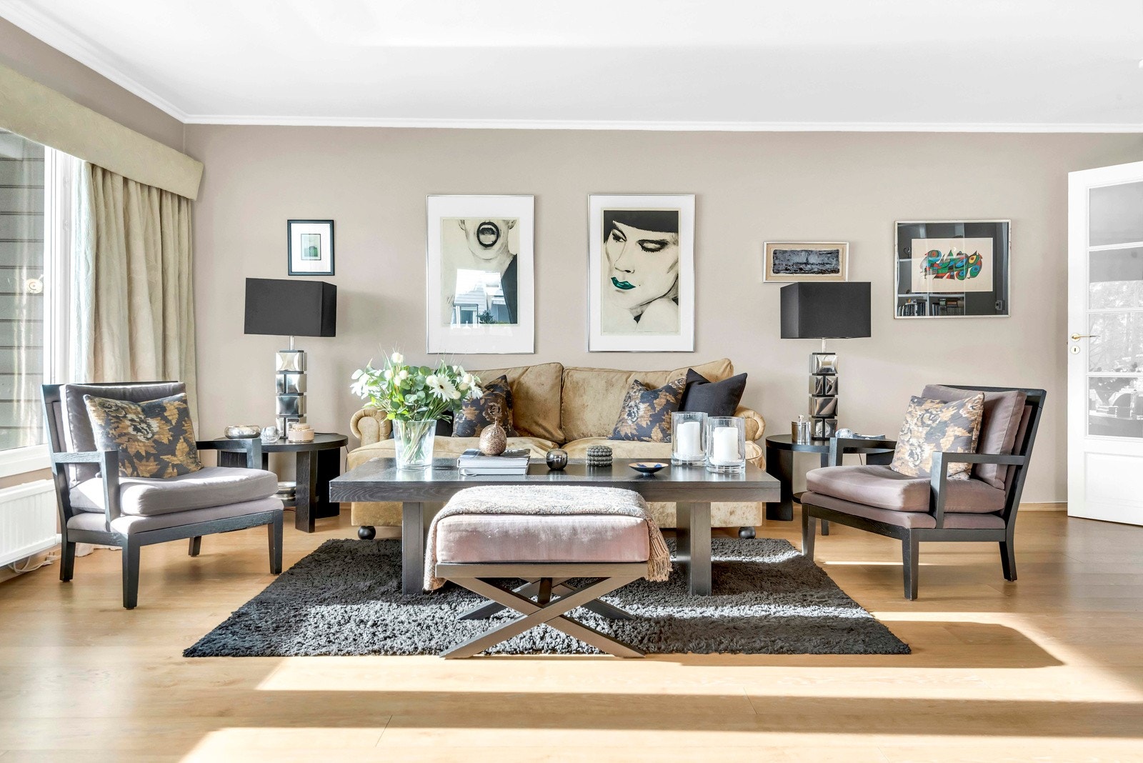 Dette er en pen og innbydende selveierleilighet med to balkonger, garasjeplass med elbil lader og godt med lagringsplass Galleribilde