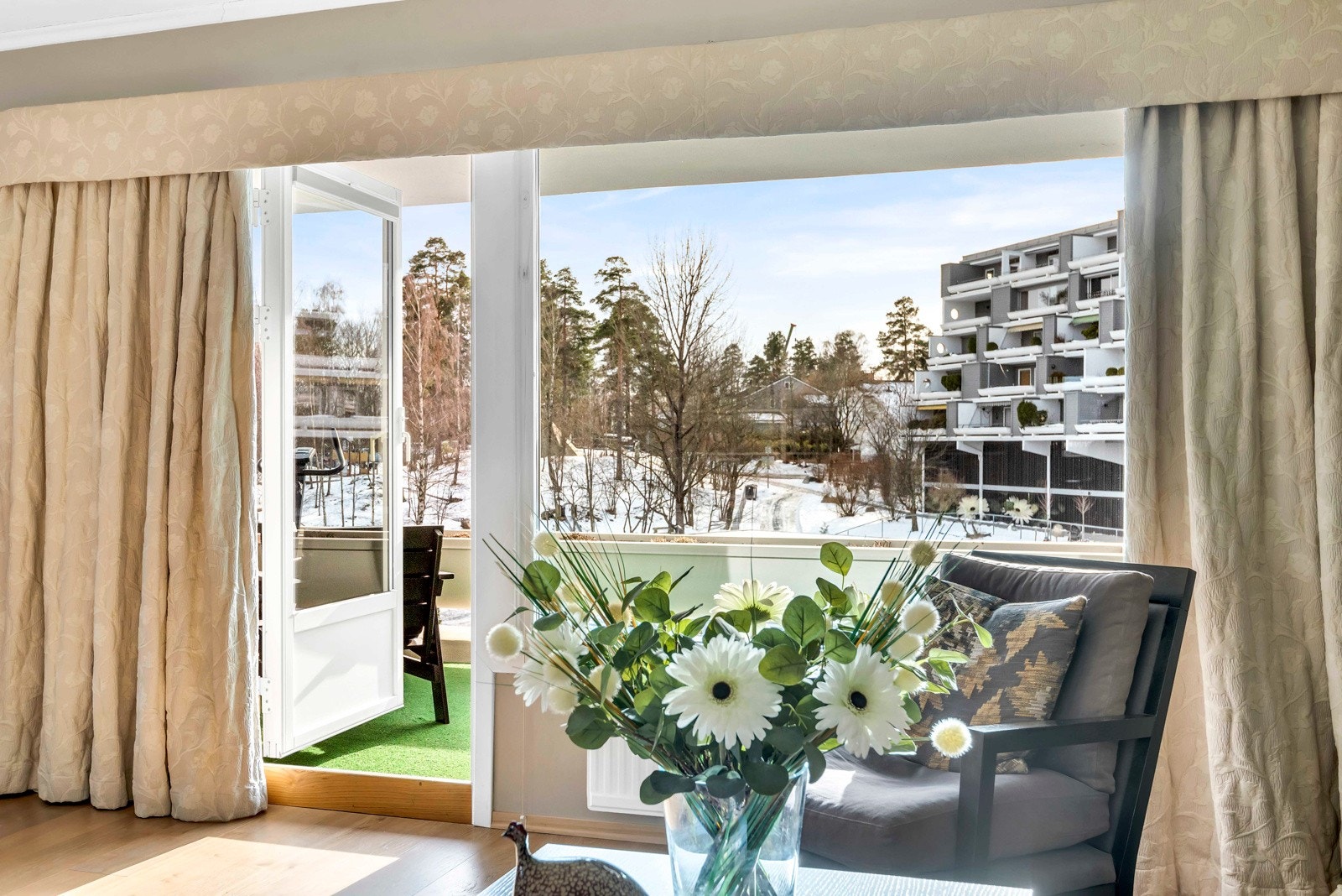 Utgang til terasse på ca. 14 kvm som på sommerstid oppleves som forlengelse av stuen. Galleribilde