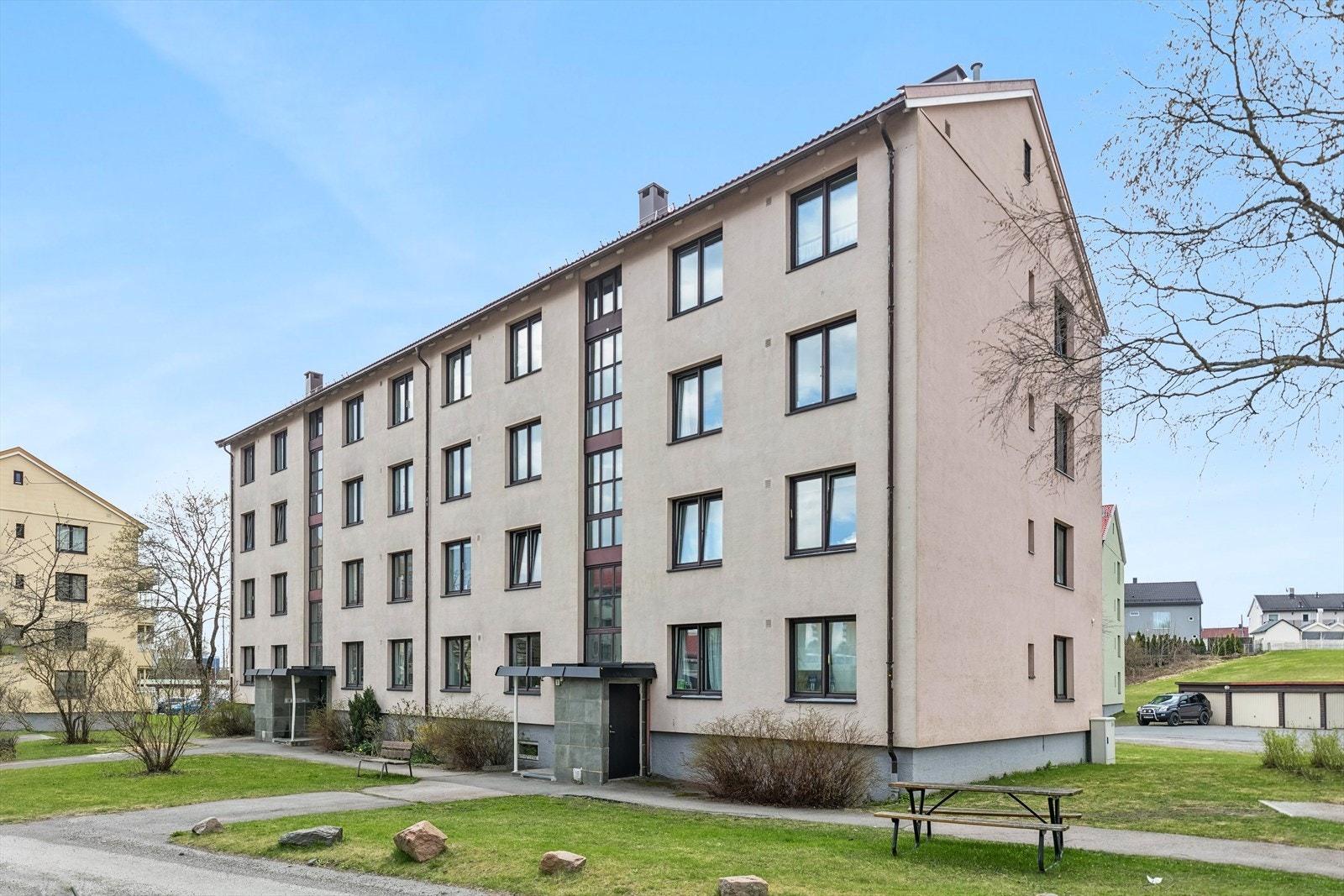 Leiligheten er beliggende i en høy første etasje i et rolig nabolag på Årvoll Galleribilde