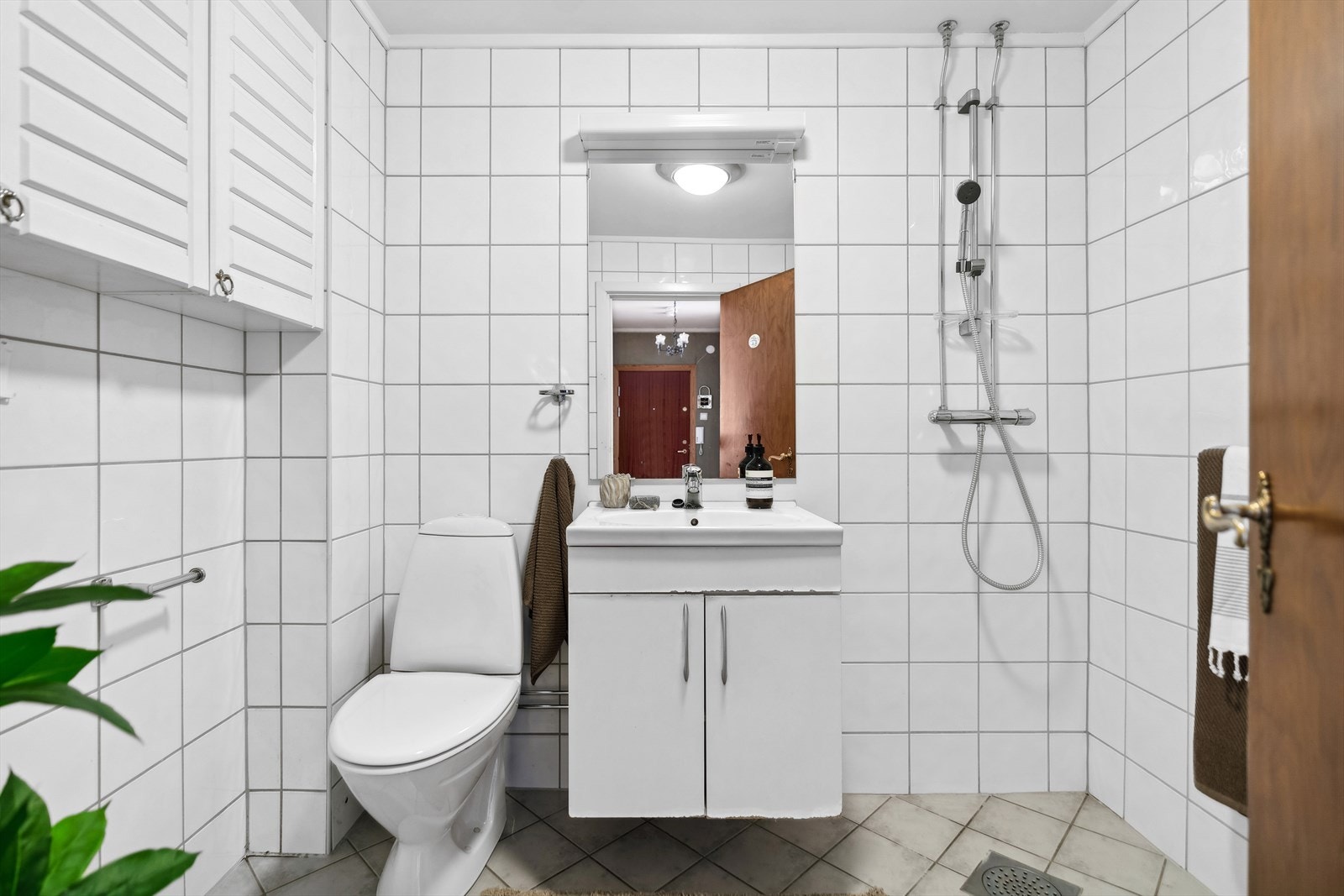 Badet er pusset opp i regi av borettslaget i 2005 og har alt man trenger på et moderne bad Galleribilde