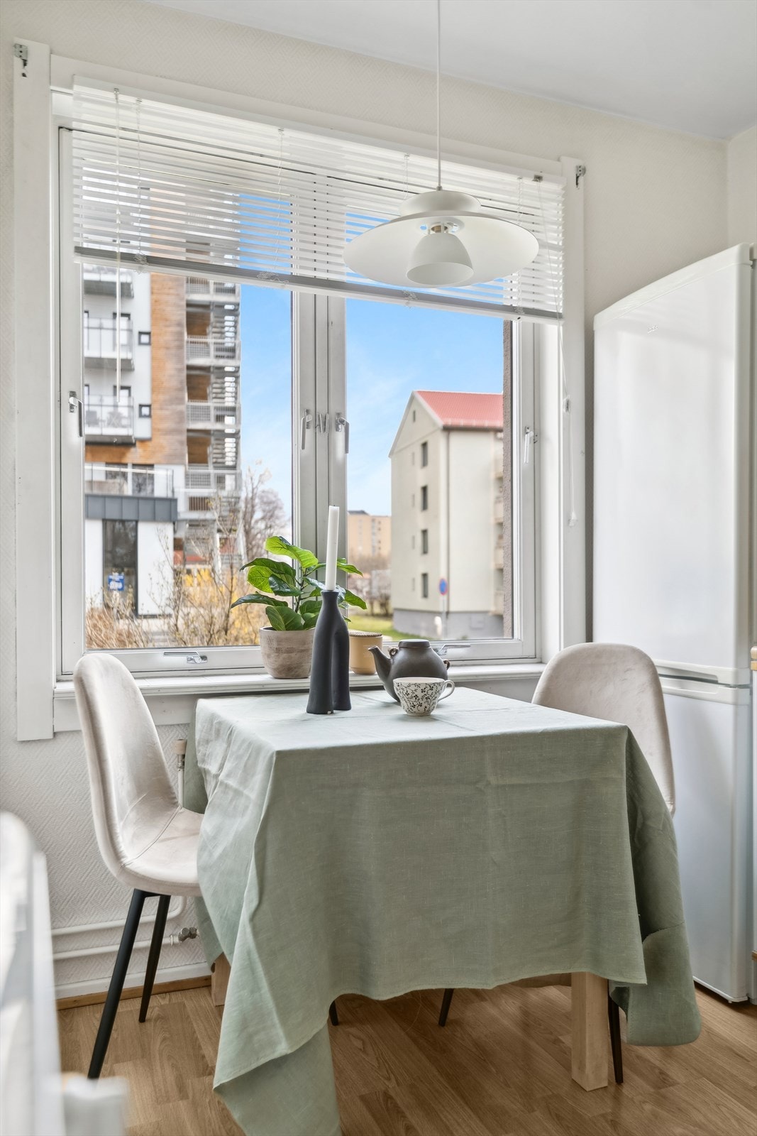 Hyggelig spiseplass ved kjøkkenvinduet hvor man kan nyte frokosten mens man titter ut på nærområde Galleribilde