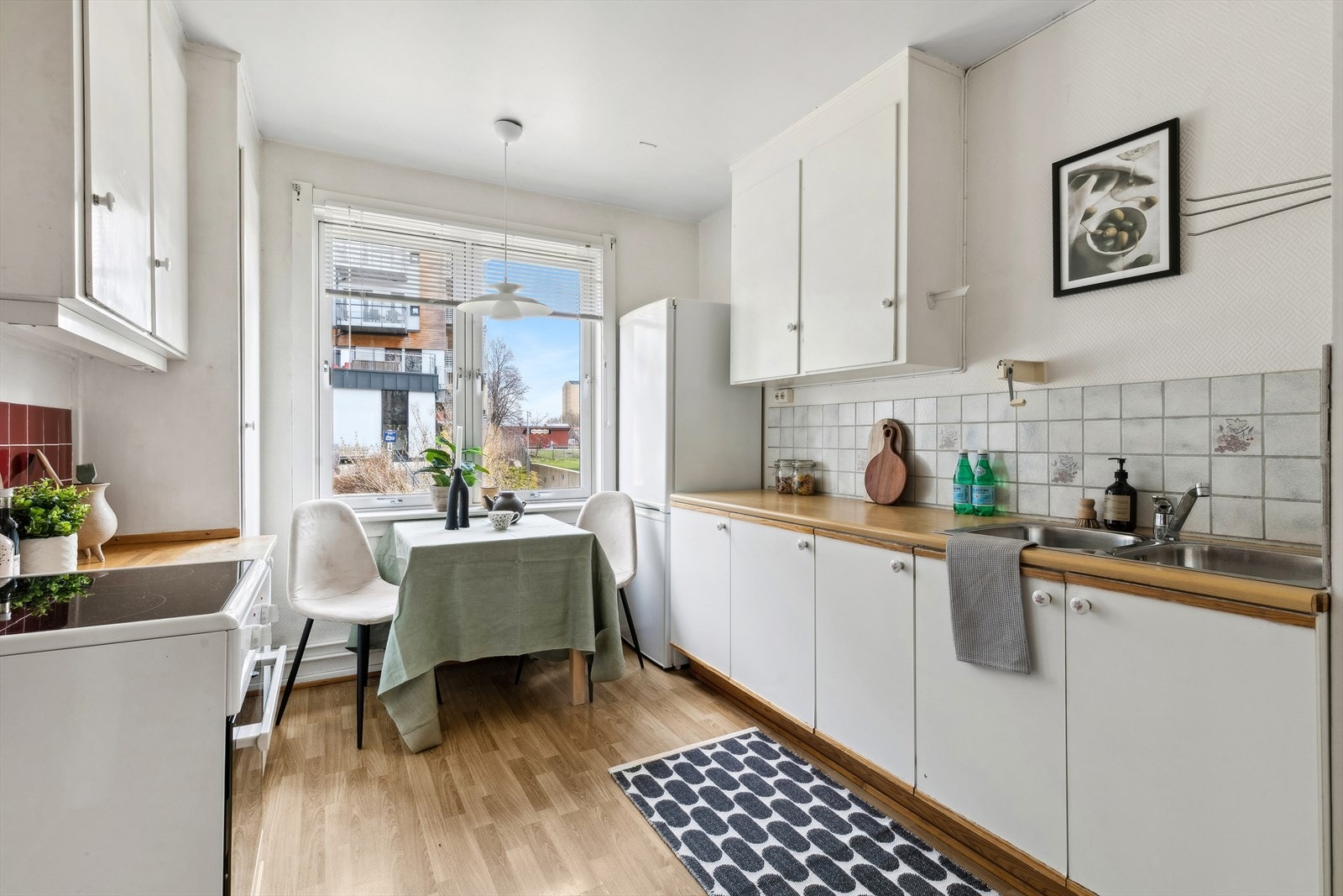 Kjøkkenet er originalt fra 1955 med plassbygget innredning. Galleribilde