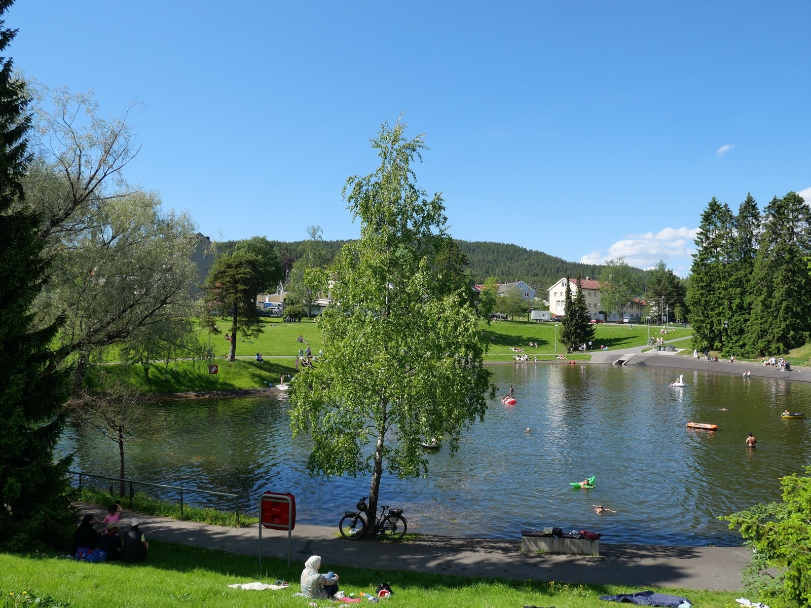 Badedammen på Årvoll er populært når været tillater bading Galleribilde
