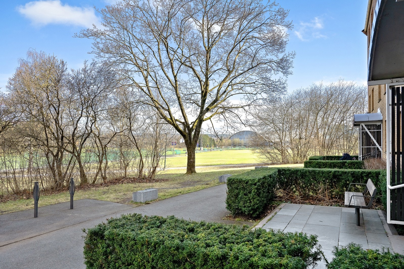 Stille og tilbaketrukket nabolag. Her glemmer man nesten at man bor i byen. Galleribilde
