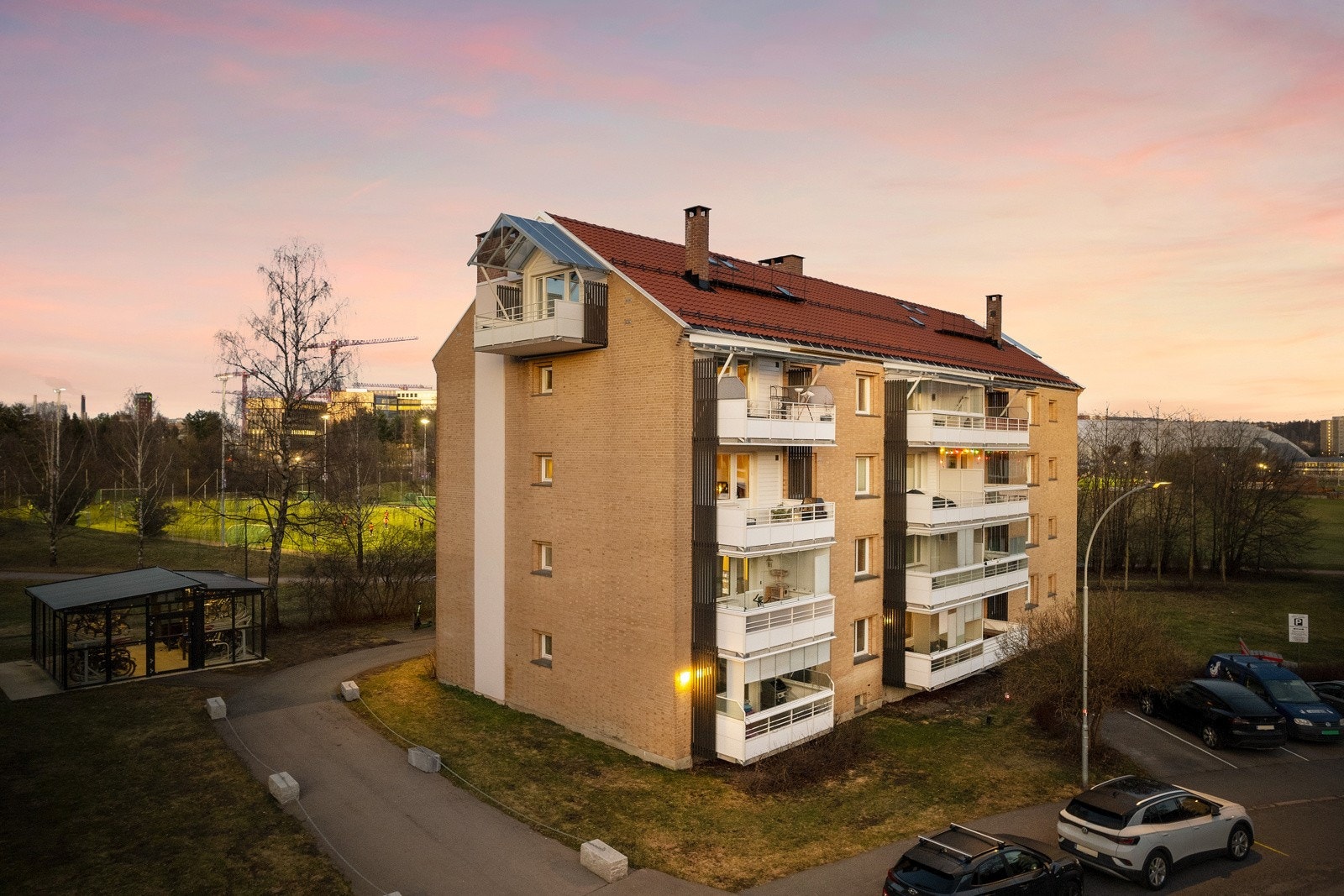 Denne leiligheten ligger i 3. etasje og har balkong og mye oppbevaringsplass i hele fire boder. Galleribilde