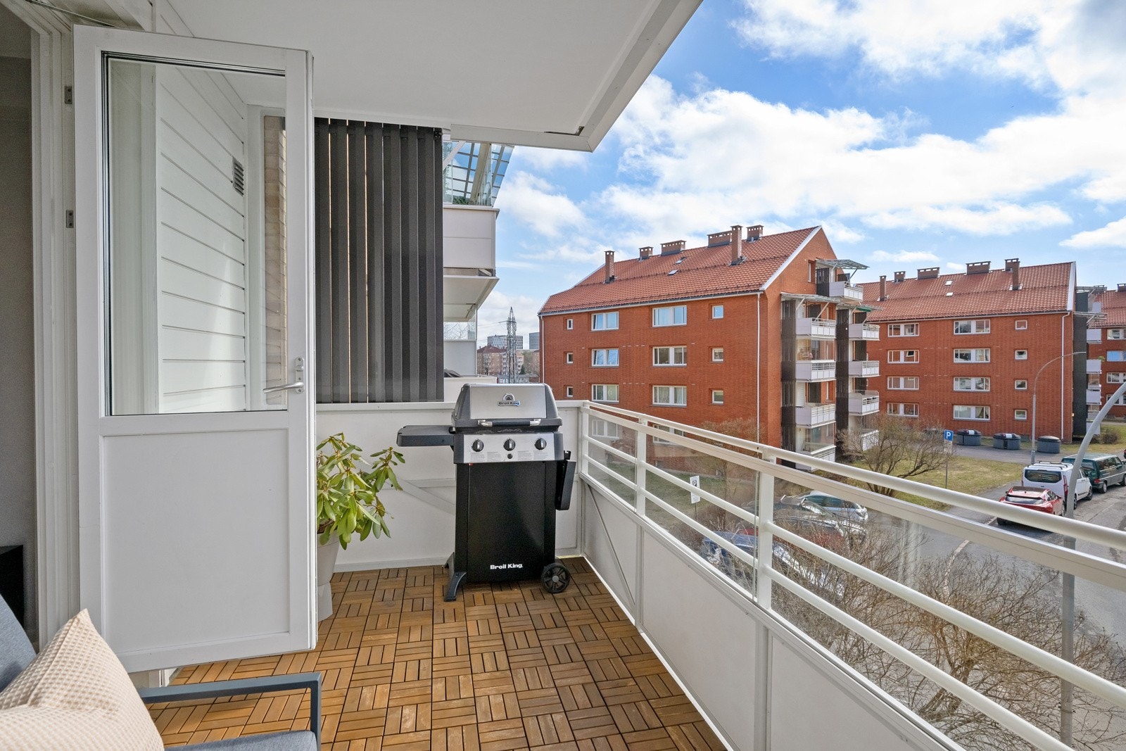 8 m² overbygd balkong med plass til grill og en deilig utelounge. Galleribilde