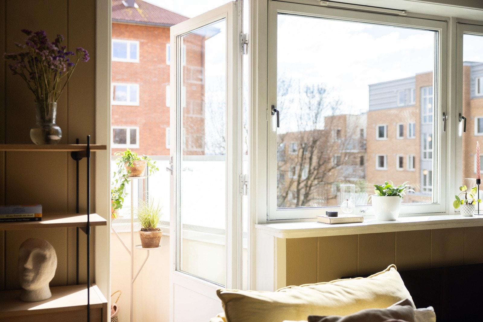 De store vindusflatene og balkongdøren slipper inn rikelig med naturlig lys og skaper en luftig følelse. Galleribilde