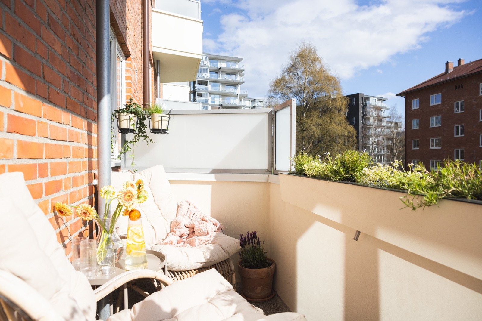 Fra stuen er det tilgang til balkong på 4 m2. Dette blir en utstrekker av boligen sommerhalvåret, hvor du kan nyte solen fra morgen til kveld ifølge selgerens opplysninger. Galleribilde