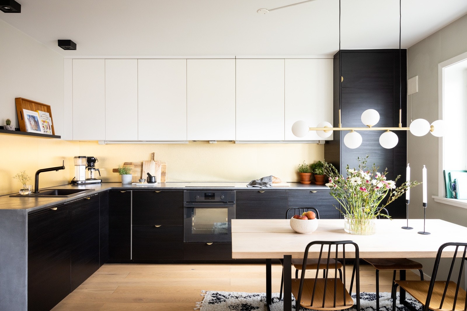 Et flott og delikat kjøkken fra IKEA med benkeplate i microsement. Galleribilde