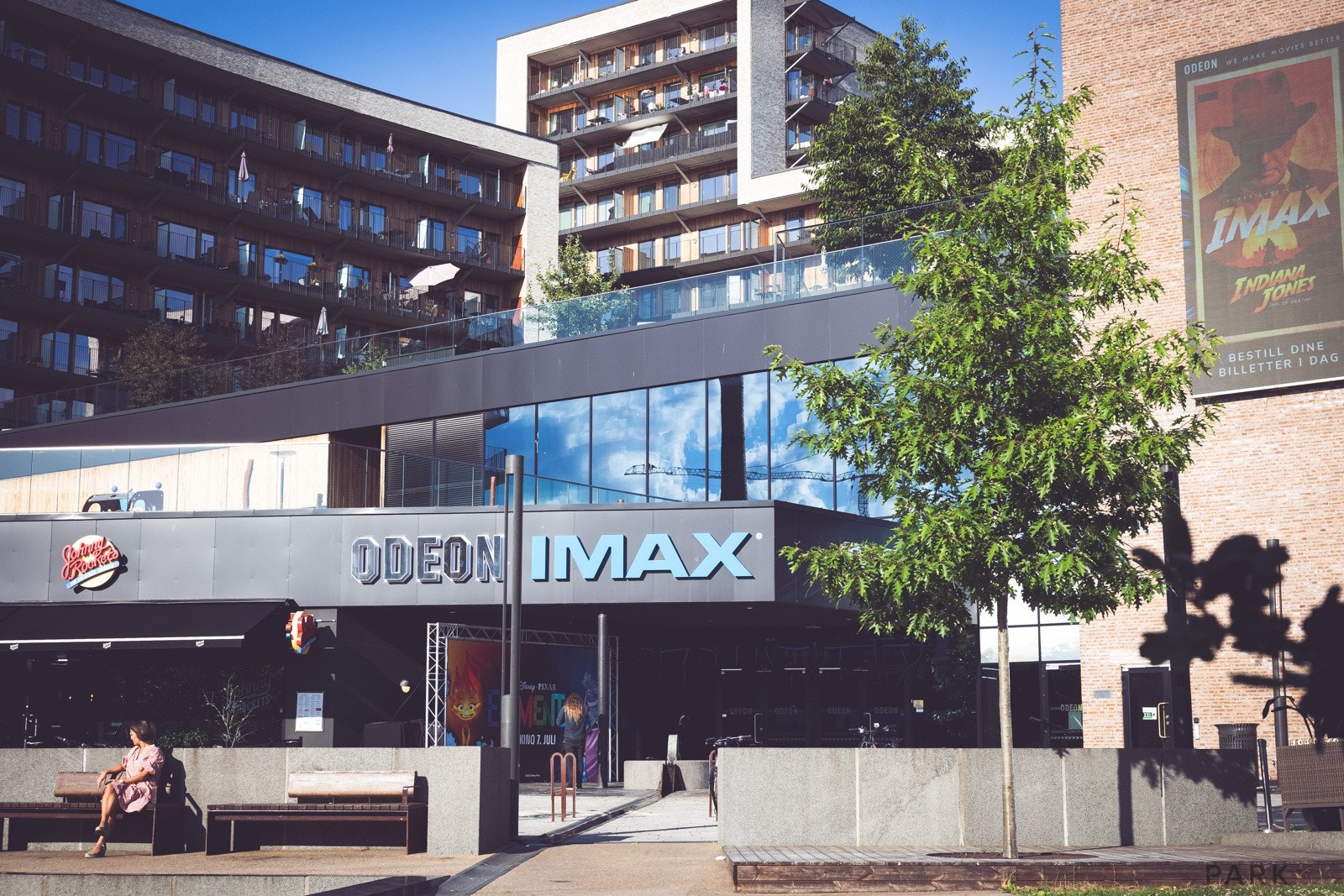 Storo Storsenter, et av Norges største kjøpesentre med 130 butikker, spisesteder og tjenester er heller ikke langt fra leiligheten. Like ved Storo Storsenter er Norges største og første IMAX-kino å finne. Galleribilde