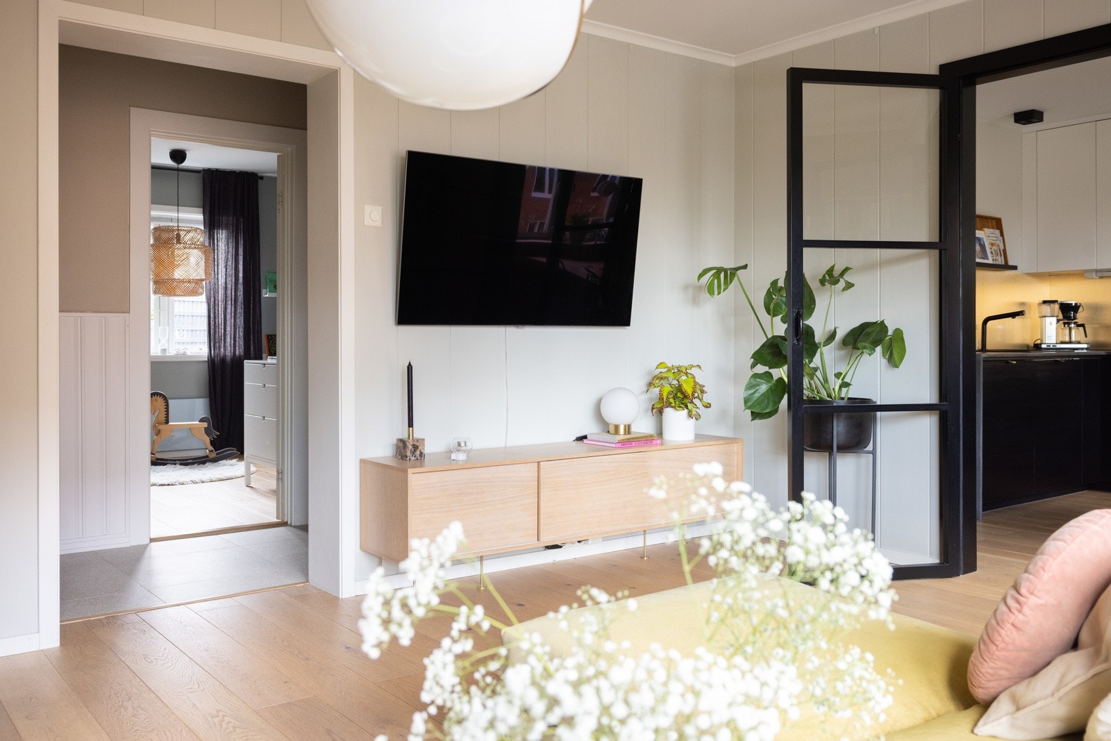 Hele boligen er malt i tidsrike farger og er prydet med vakker enstavs eikeparkett. Galleribilde