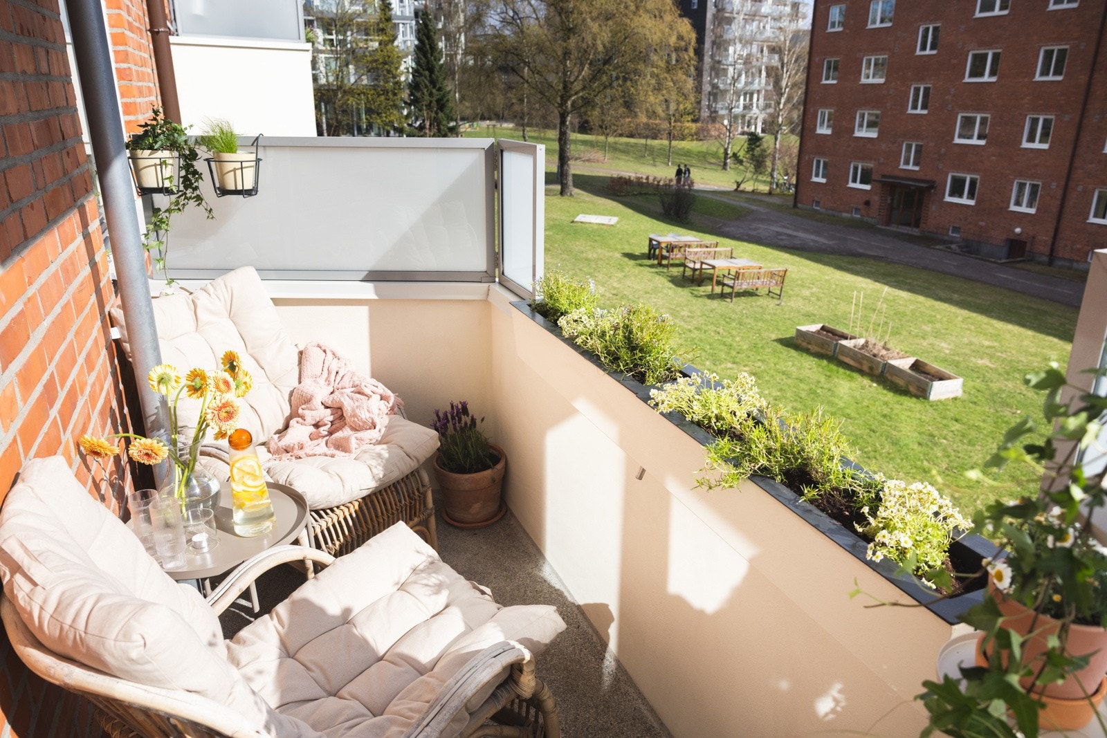 Boligen har en flott moderne standard, smarte løsninger og en solrik balkong på 4 m2. Galleribilde
