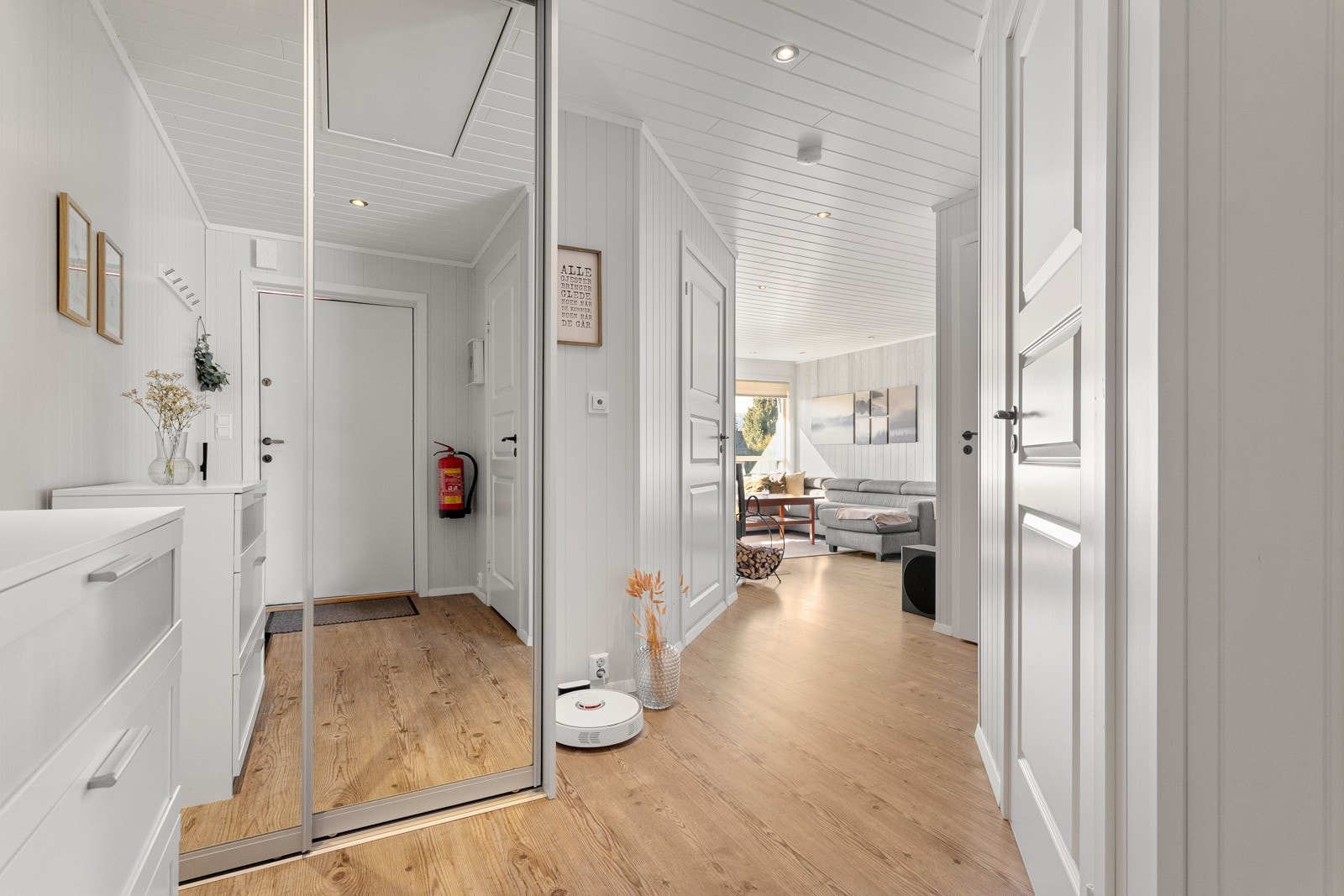 En innbydende entré med gode oppbevaringsmuligheter. Galleribilde