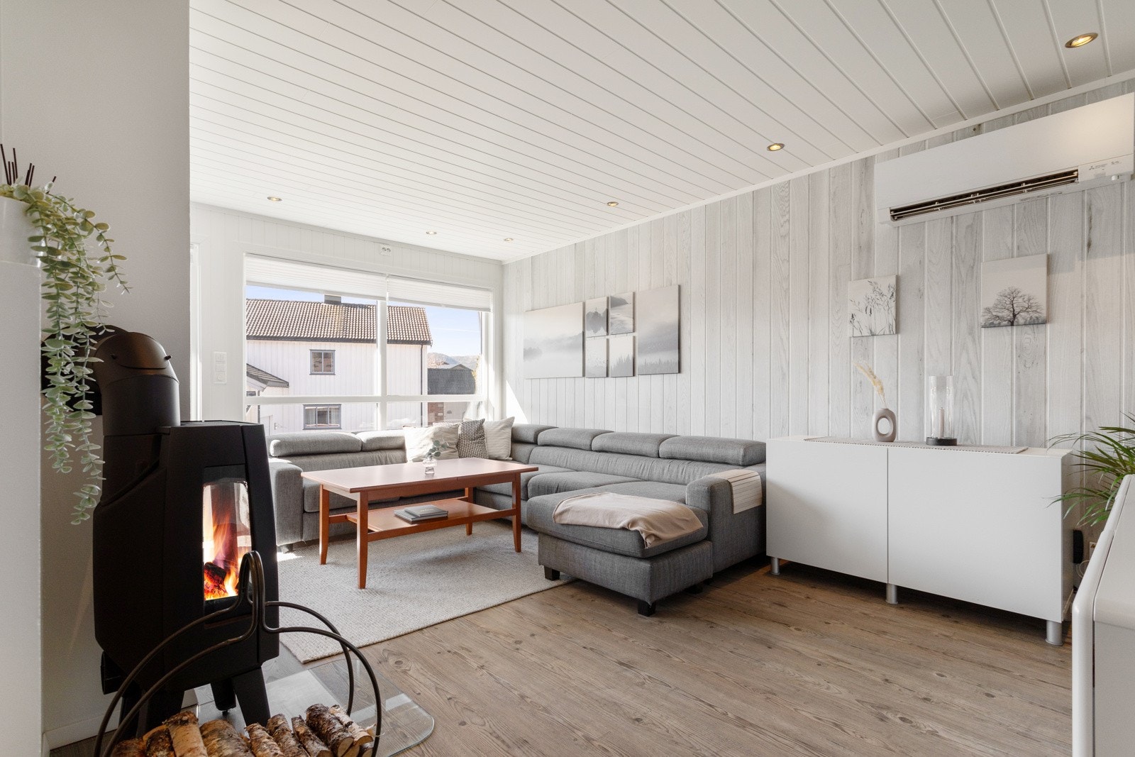 Det er både varmepumpe og ildsted i stuen. Galleribilde