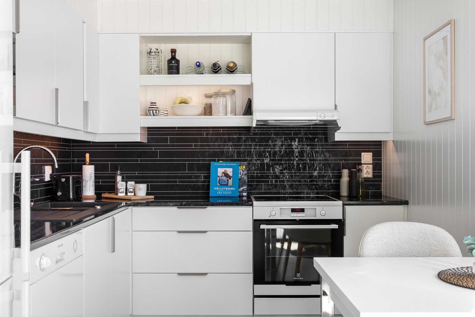 Det er plass til en mindre spisegruppe ved kjøkkenet. Galleribilde