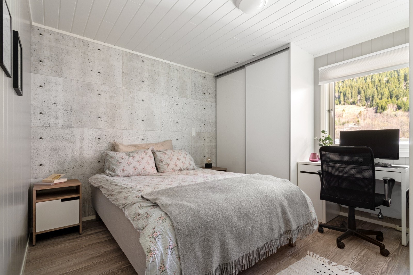 Stort og fint hovedsoverom med god plass til dobbeltseng og tilhørende møblement. Galleribilde