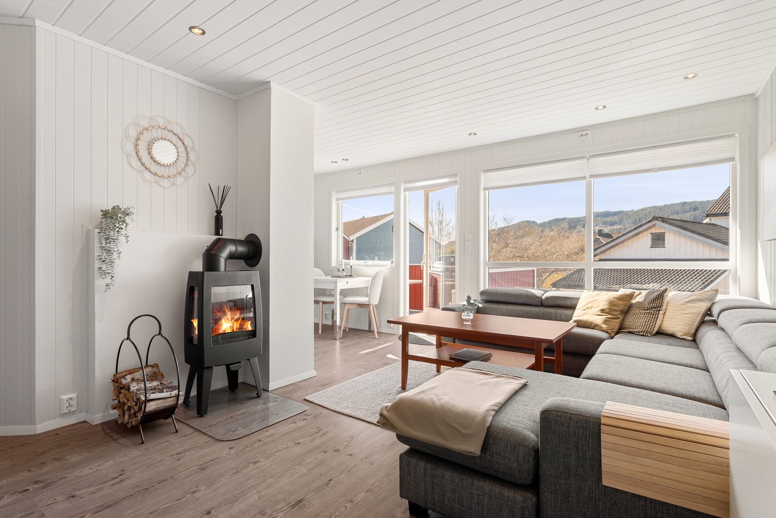 Store vindusflater ved stue og kjøkken gir masse naturlig lysinnslipp. Galleribilde