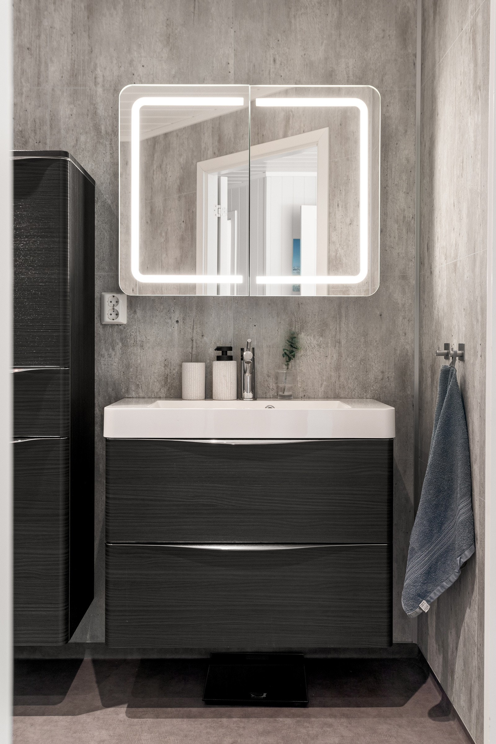 Badet har en moderne og stilren baderomsinnredning som sørger for godt med oppbevaringsplass. Galleribilde