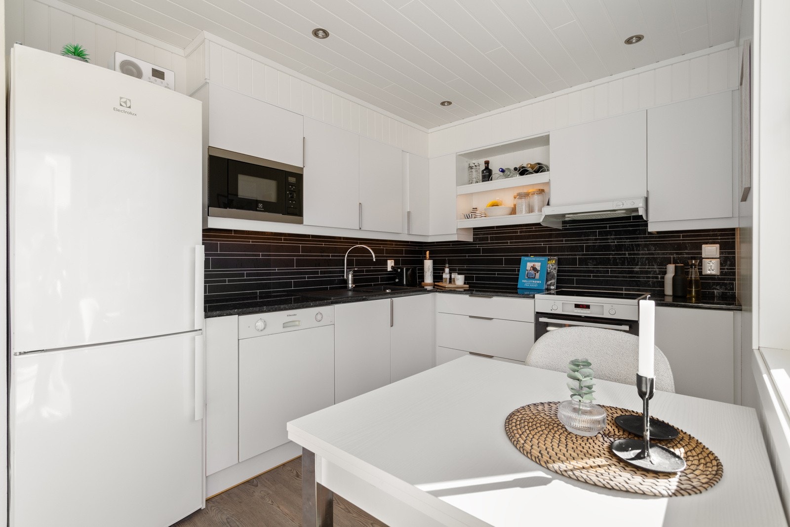 Pent kjøkken godt utbygget med skap, skuff og benkeplass. Galleribilde