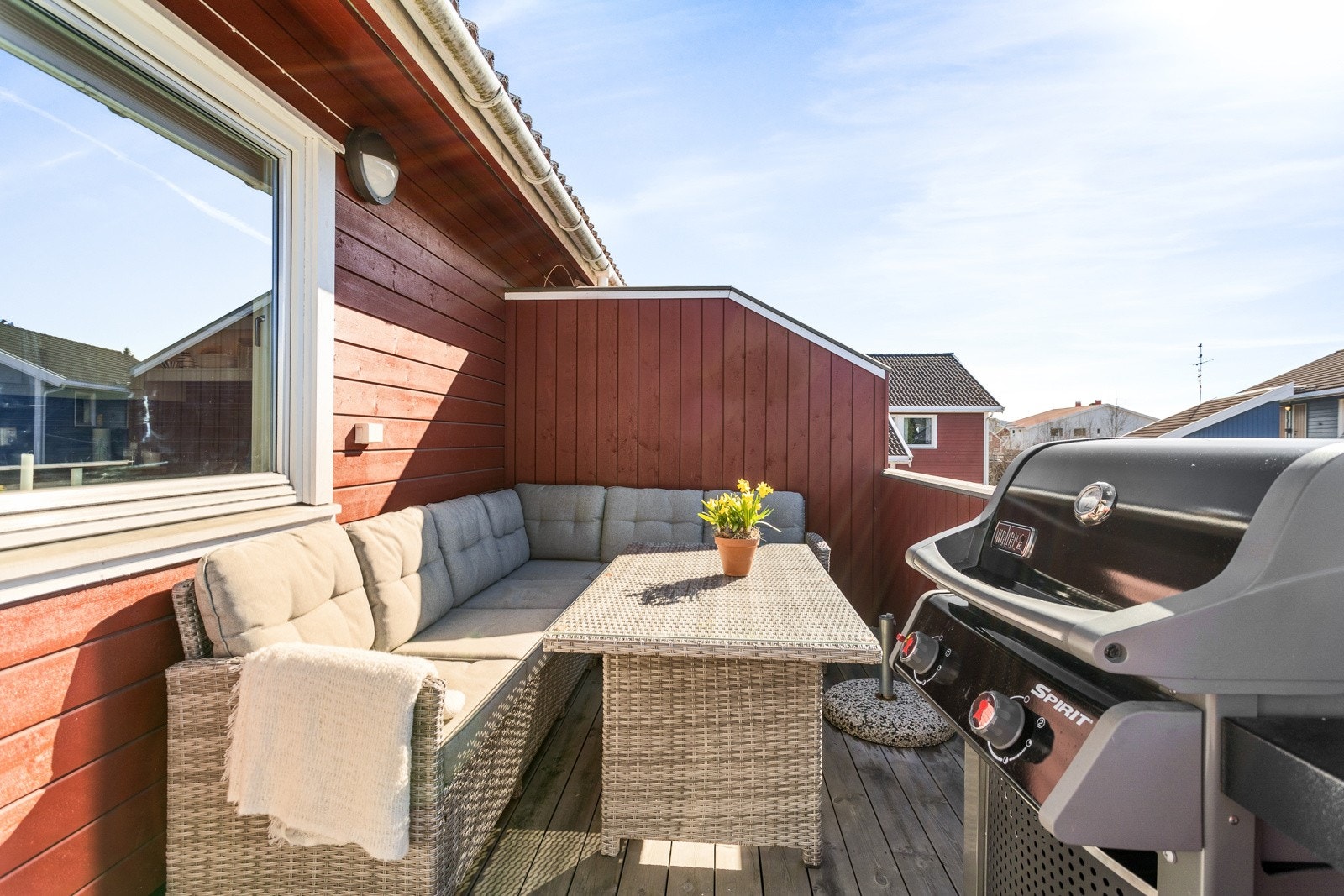 Fin balkong med god plass til ønsket utemøblement. Galleribilde
