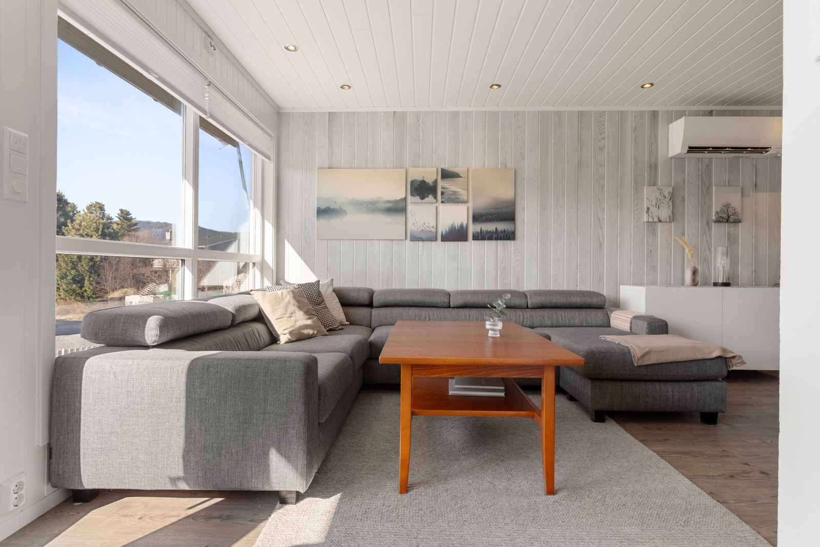 Lys og innbydende stue med god plass til stor sofagruppe. Galleribilde