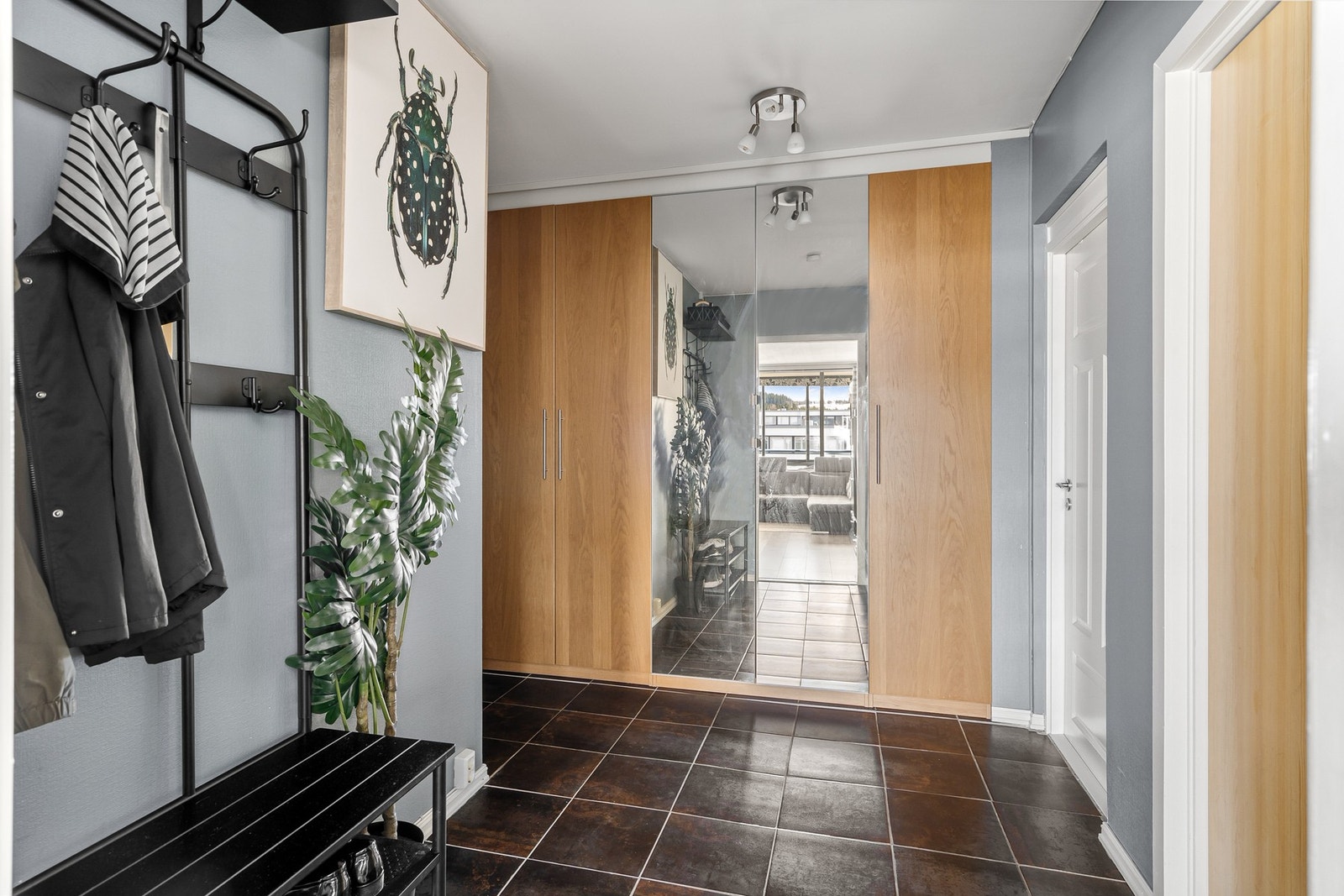 Det er montert romslig skyvedørsgarderobe i gangen. Galleribilde