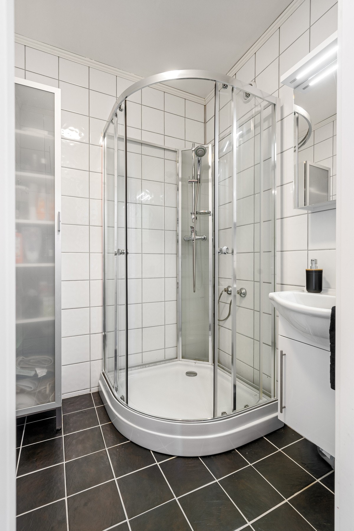 Badet har varmekabler i gulv. Galleribilde