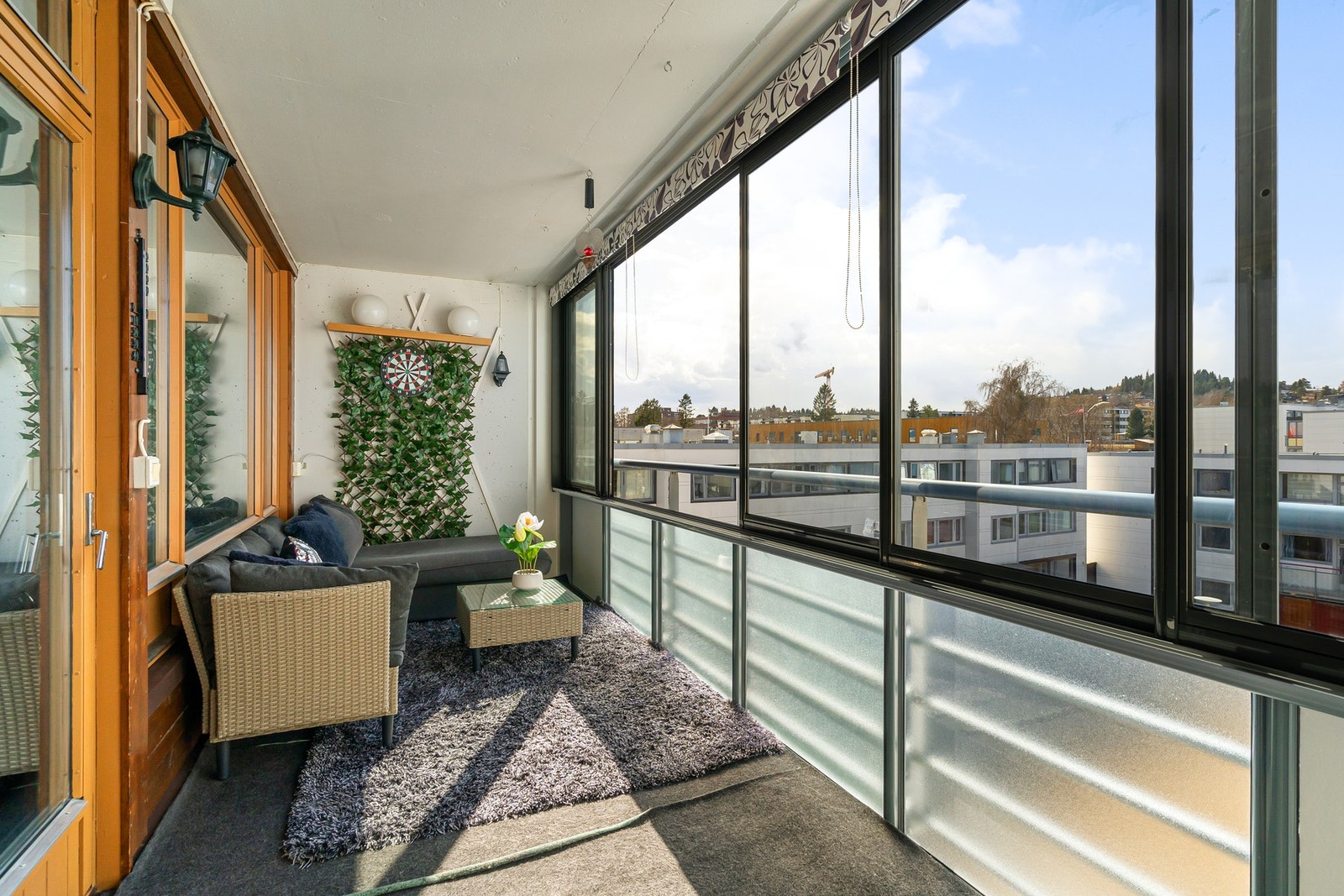 Stor innglasset balkong vendt mot vest. Her kan man nyte gode solforhold. Galleribilde