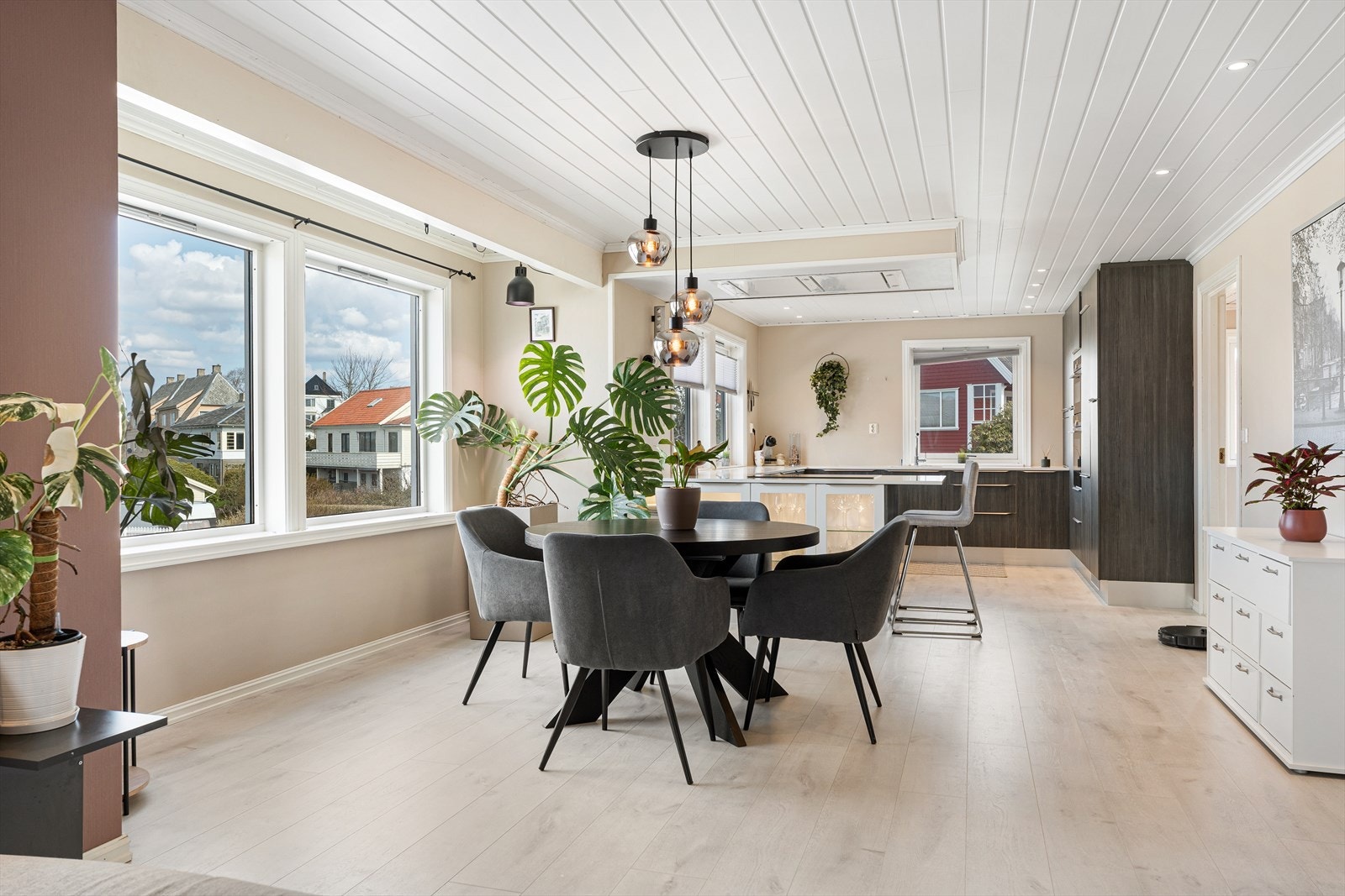 Nydelig og stort kjøkken fra 2016 levert av Designa med grålige fronter og med påkostet benkeplate i Silestone Galleribilde