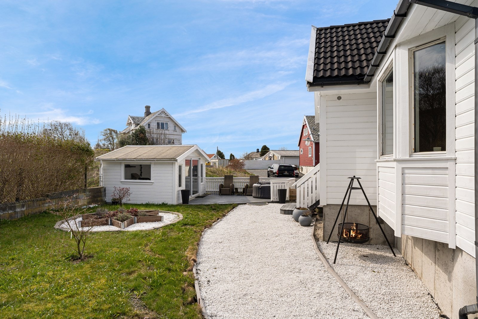 Flott opparbeidet hage med hagestue og terrasse Galleribilde
