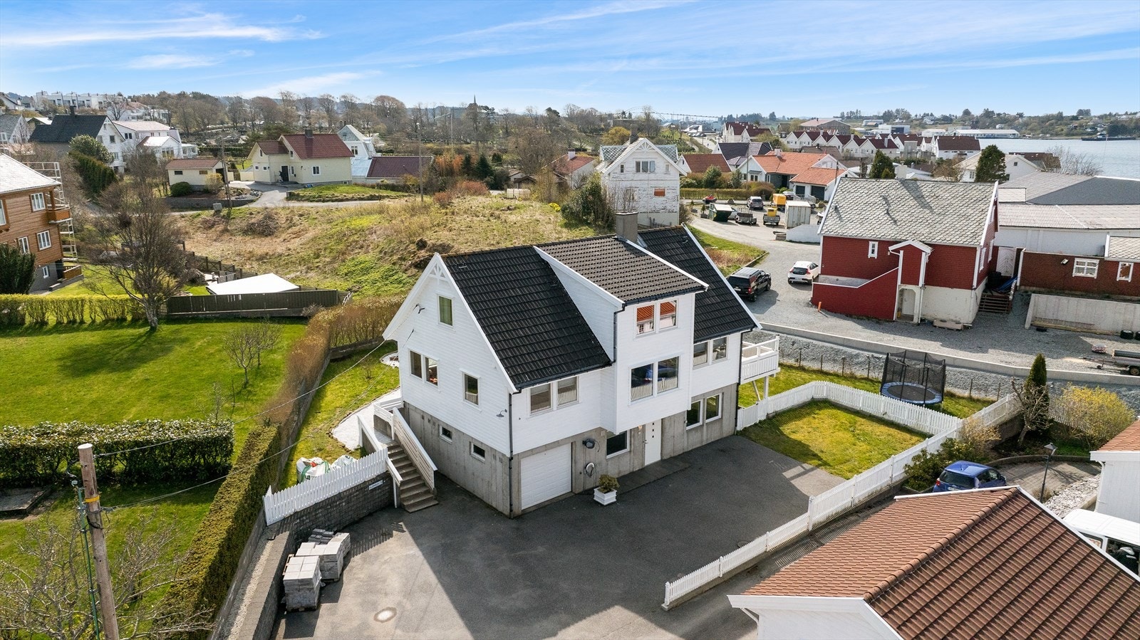 Stort gårdsrom med gode parkeringsmuligheter Galleribilde