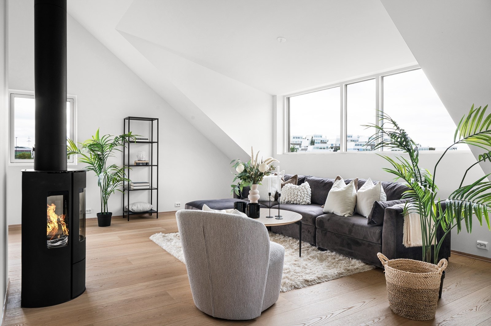 Store vindusflater som slipper inn rikelig med naturlig lys. Galleribilde