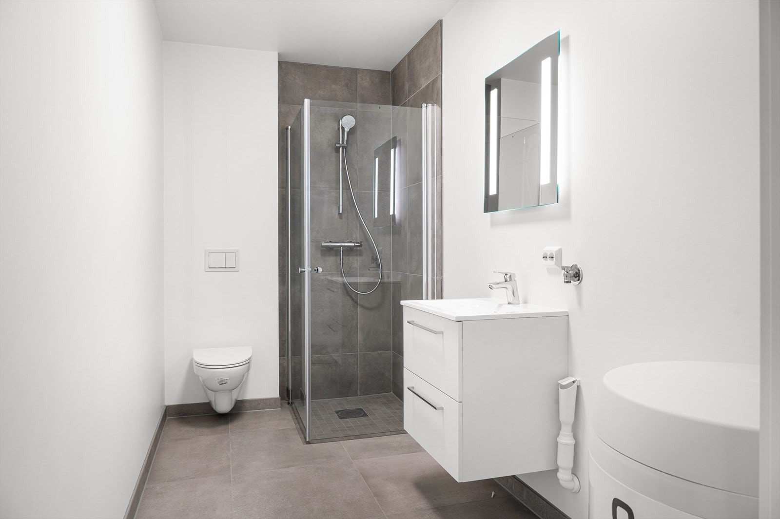 Badet i hybelen har et moderne design. Galleribilde