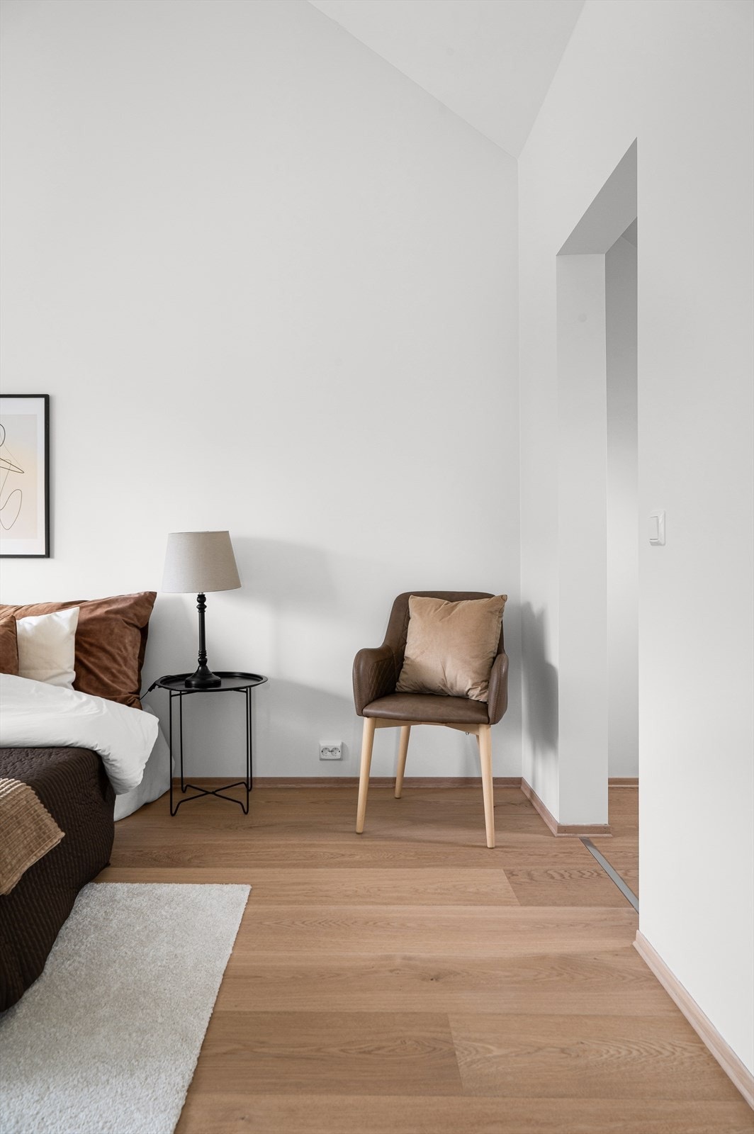 Her er det god plass til dobbeltseng og annet soveroms møblement. Galleribilde