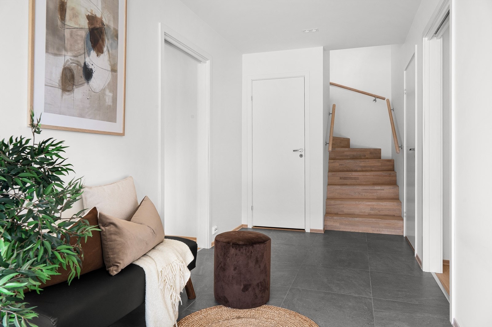 Entrè/hall med adkomst til bod under trapp Galleribilde