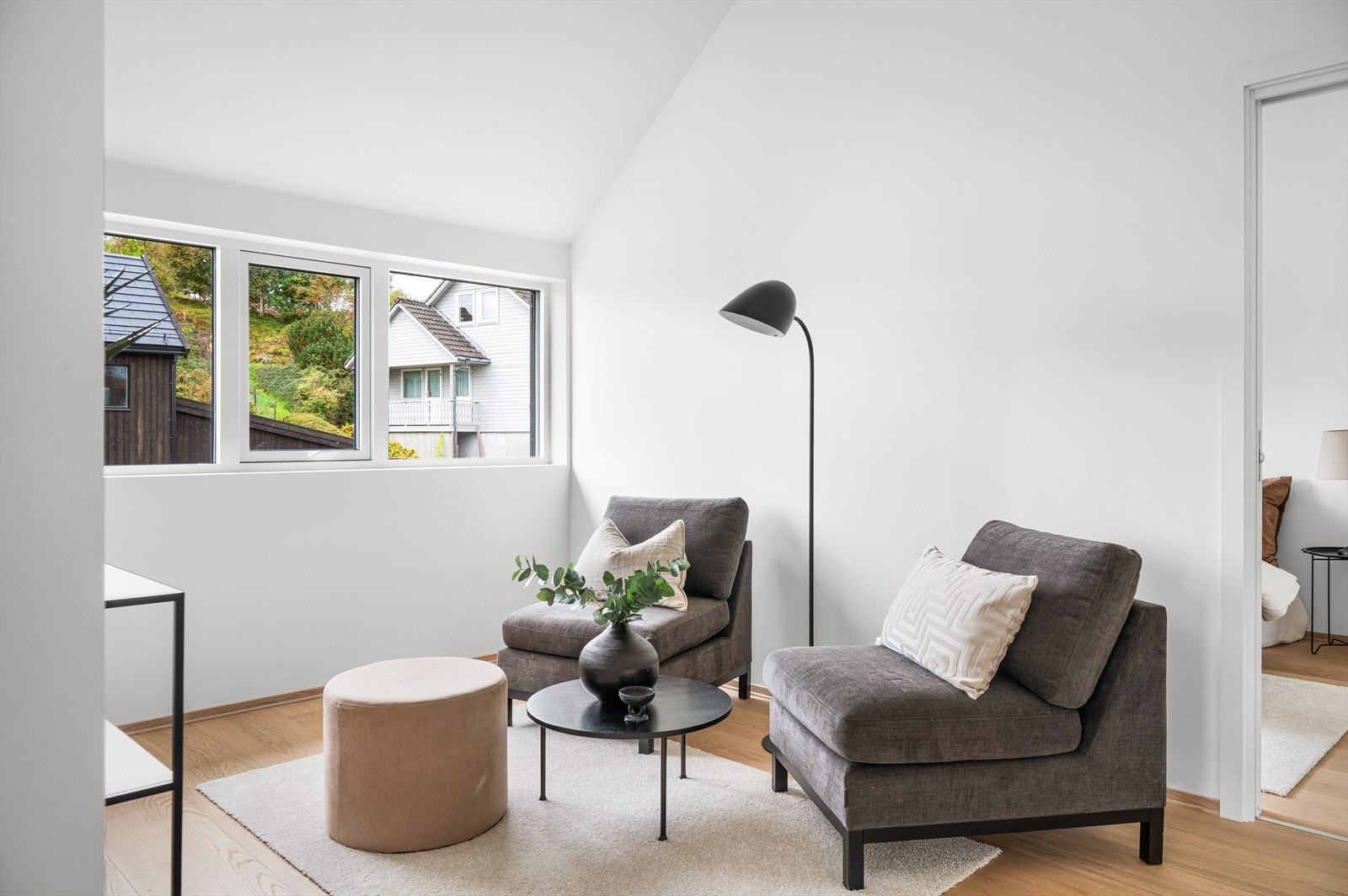 Denne delen av stuen er delvis adskilt og er utmerket som tv-stue Galleribilde