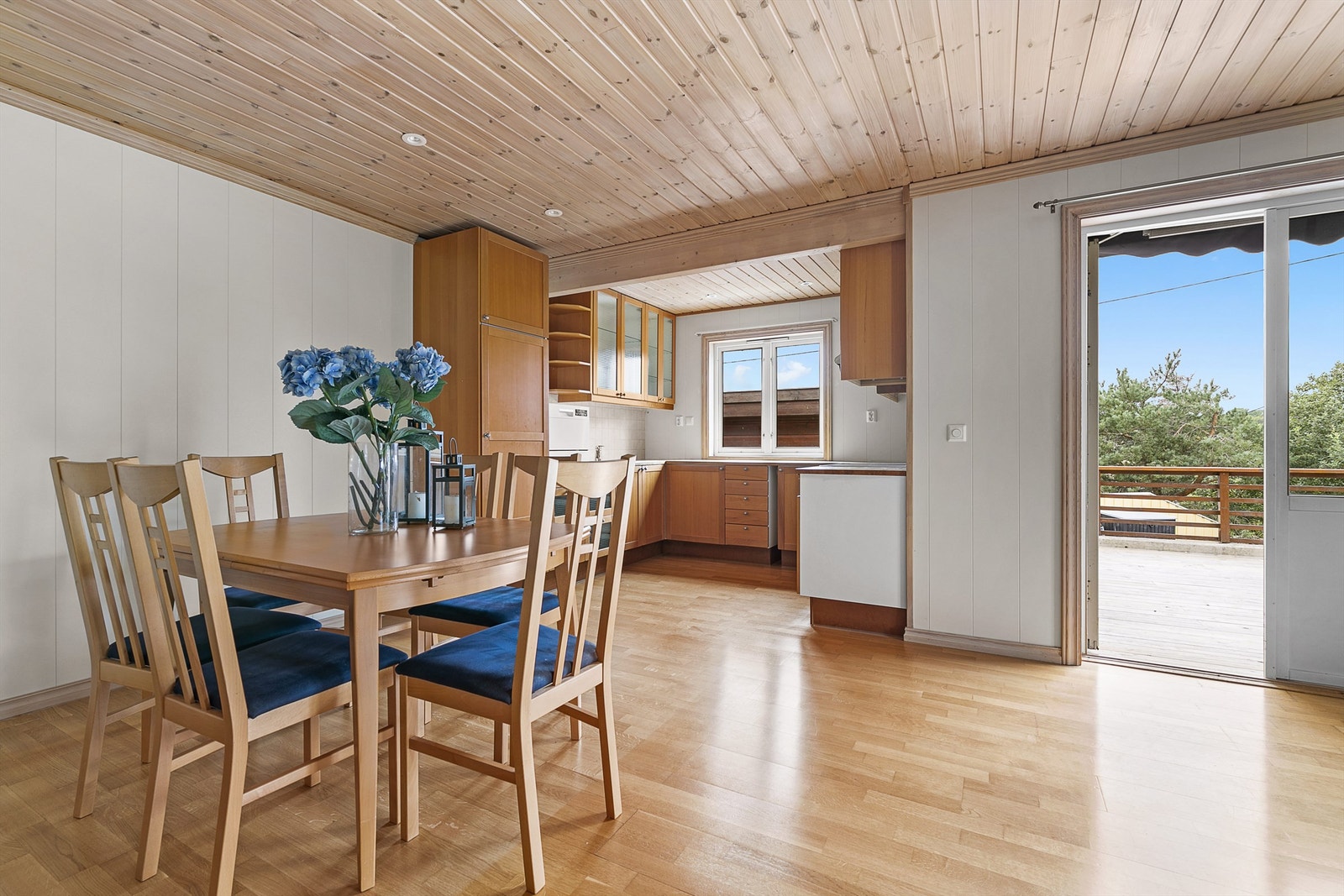 Fra spisestuen og stua er det utgang til terrasse. Galleribilde